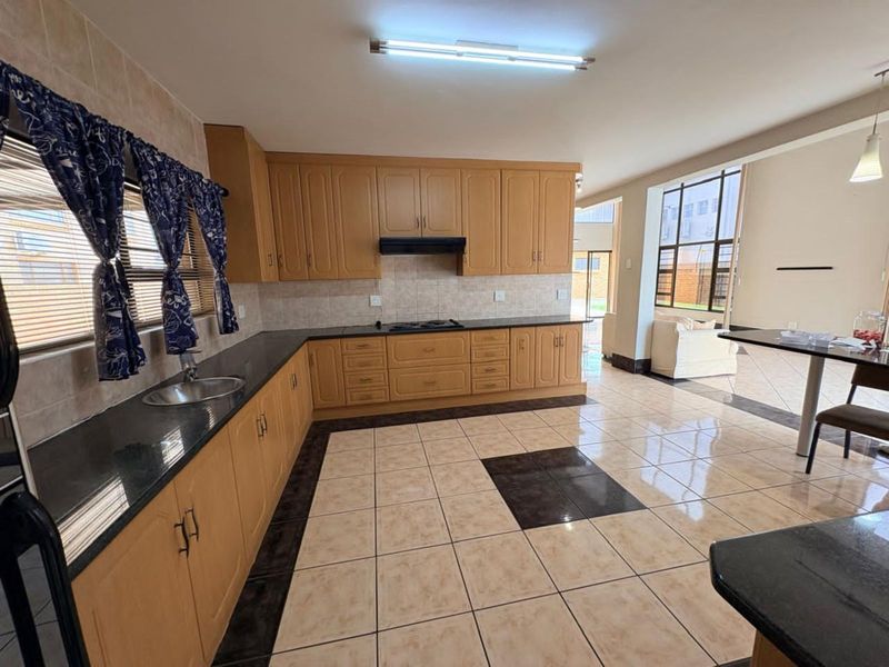 House For Sale in Roylglen Gardens - Photo 8