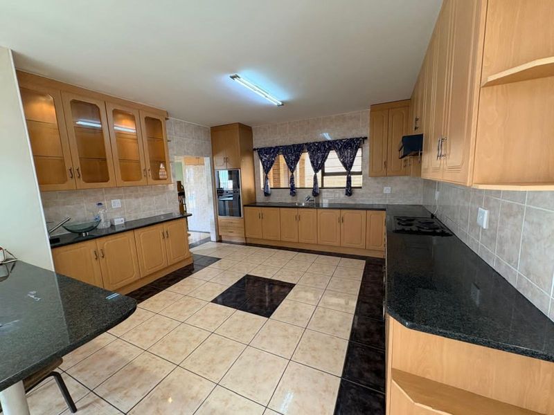 House For Sale in Roylglen Gardens - Photo 7