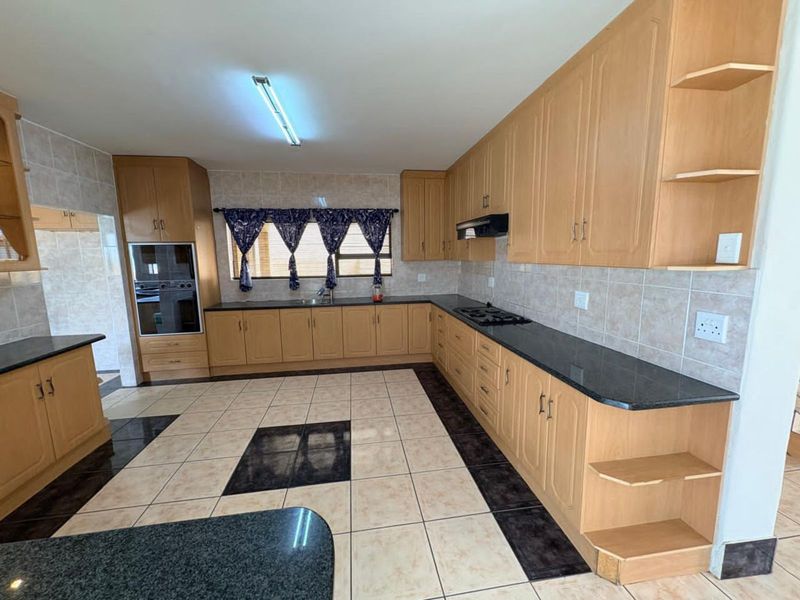 House For Sale in Roylglen Gardens - Photo 6