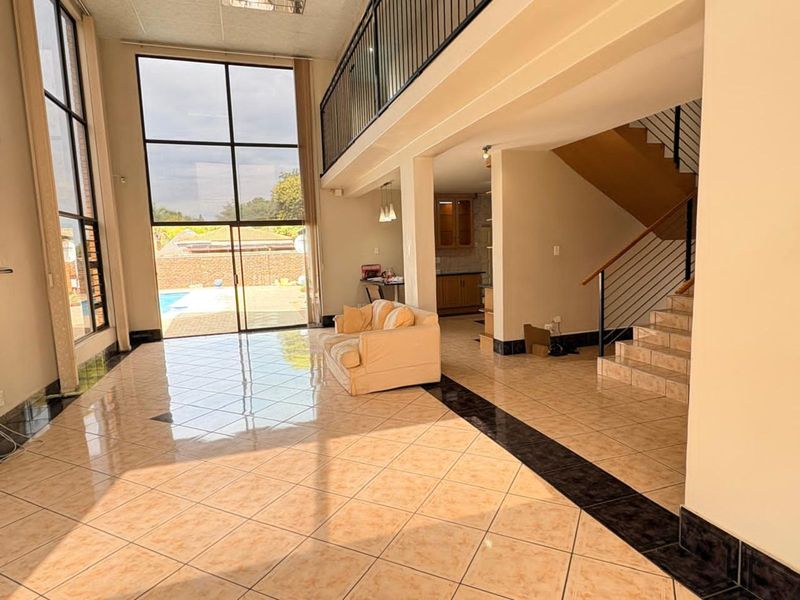 House For Sale in Roylglen Gardens - Photo 4