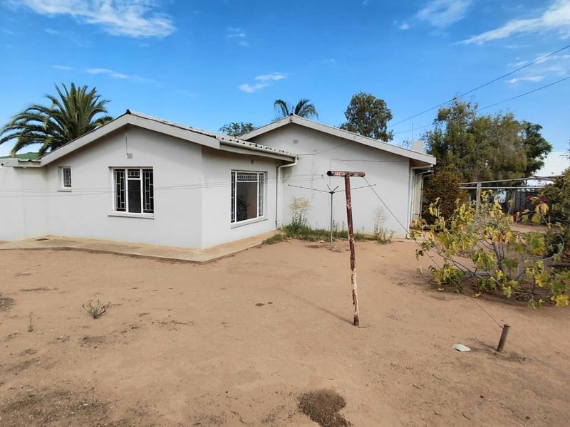 House For Sale in Oudtshoorn North - Photo 4