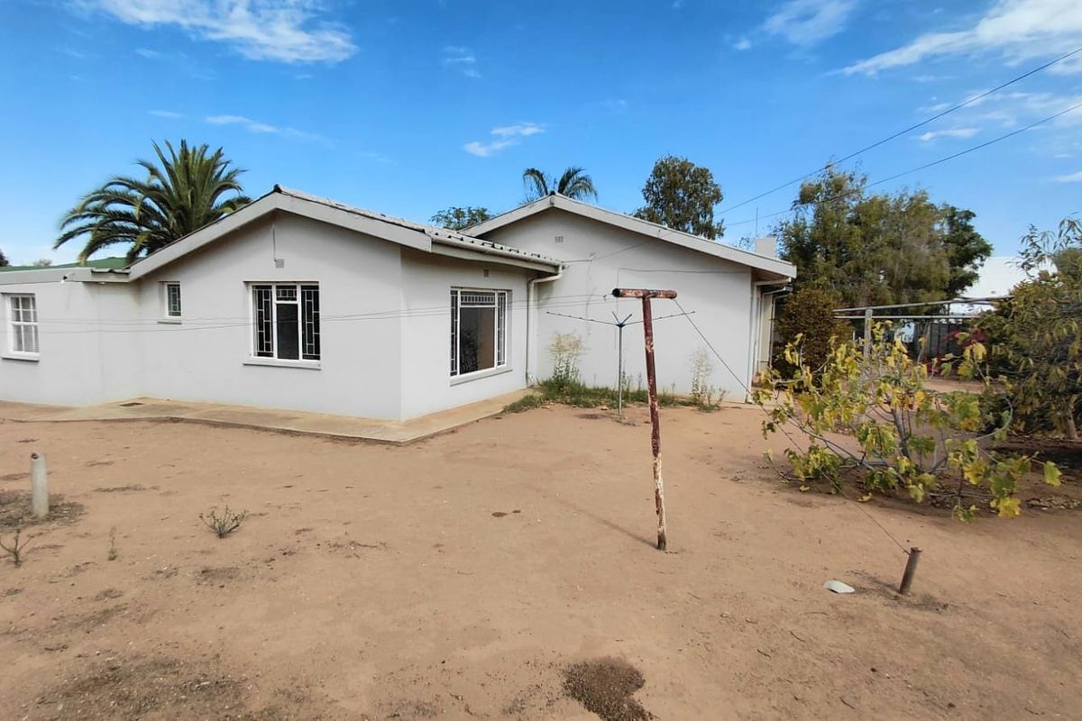 House For Sale in Oudtshoorn North - Photo 4