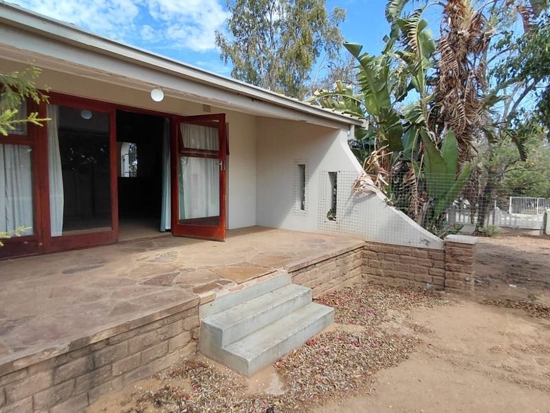 House For Sale in Oudtshoorn North - Photo 2