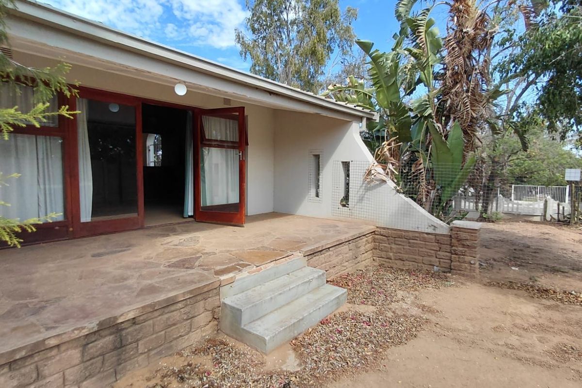House For Sale in Oudtshoorn North - Photo 2