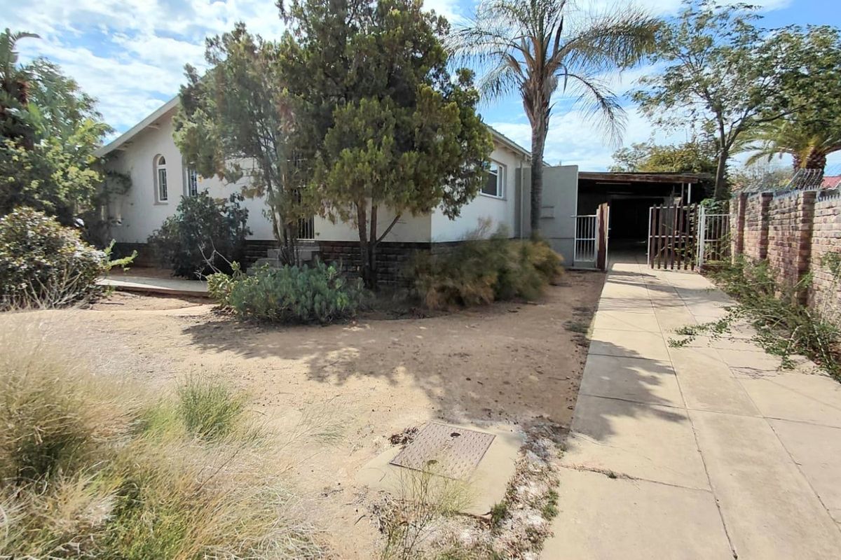 House For Sale in Oudtshoorn North - Photo 5