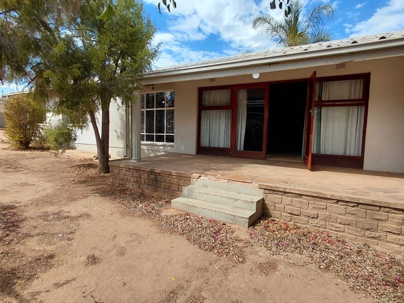 House For Sale in Oudtshoorn North - Photo 3
