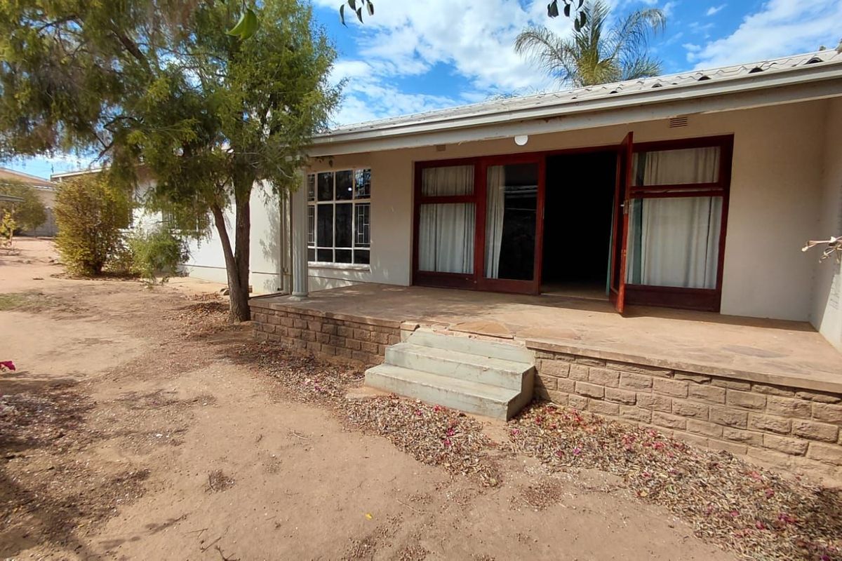 House For Sale in Oudtshoorn North - Photo 3