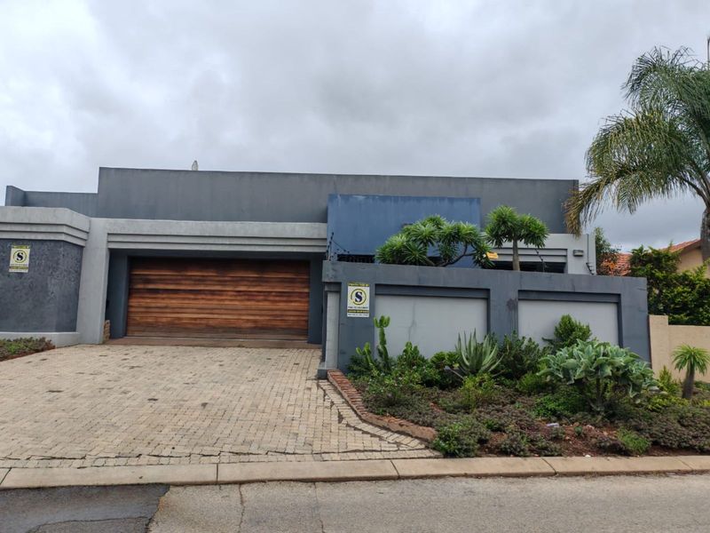 House For Sale in Bendor Ext 17 - Photo 2