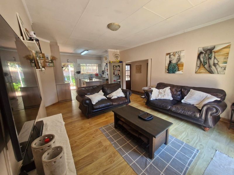 House For Sale in Rhodesdene - Photo 2