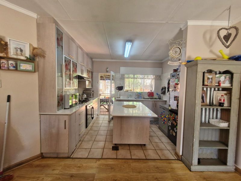 House For Sale in Rhodesdene - Photo 7