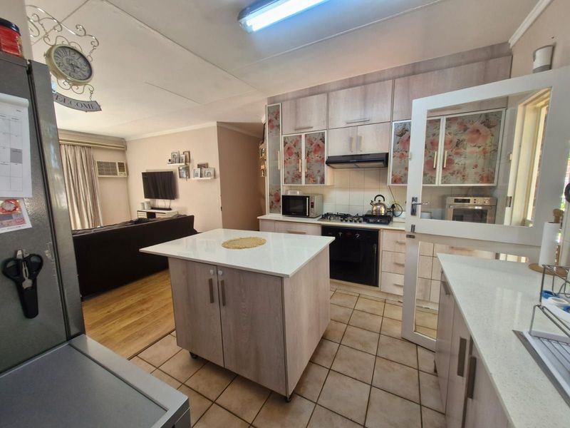 House For Sale in Rhodesdene - Photo 6