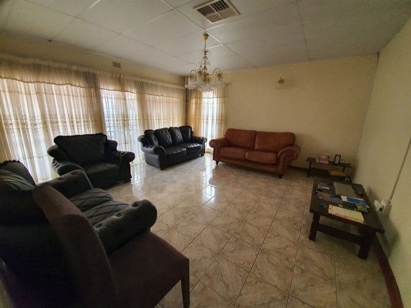 House For Sale in Royldene - Photo 2