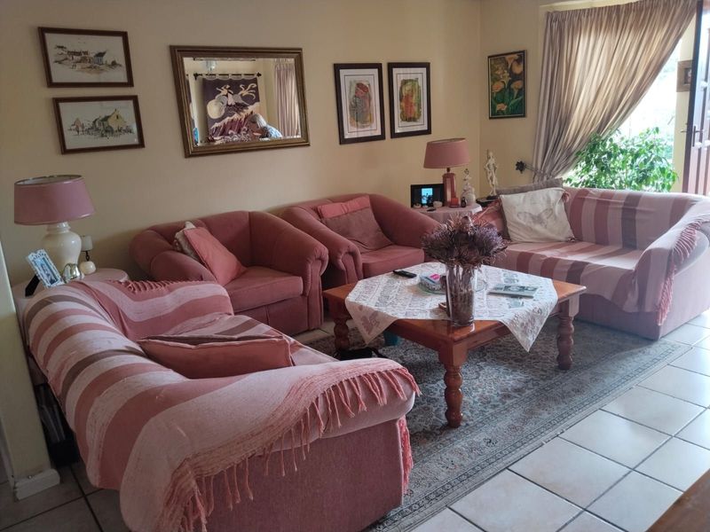 Townhouse For Sale in Die Hoewes - Photo 3