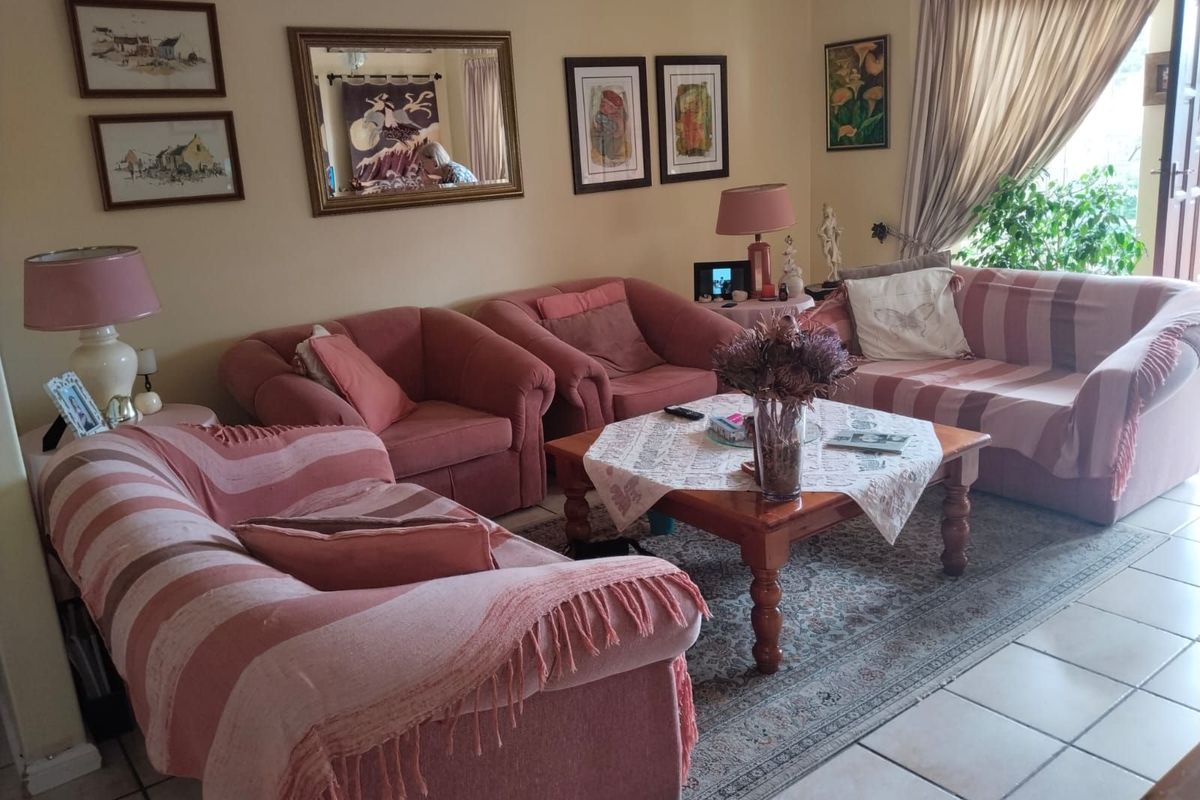 Townhouse For Sale in Die Hoewes - Photo 3