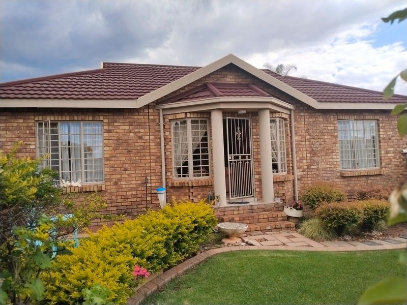 Townhouse For Sale in Die Hoewes - Photo 2