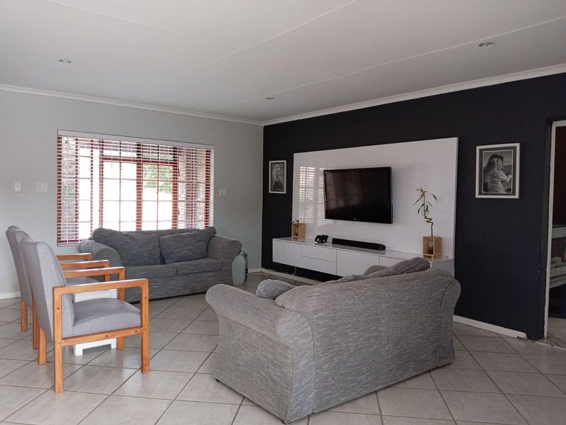 House For Sale in Graaff-Reinet Central - Photo 3