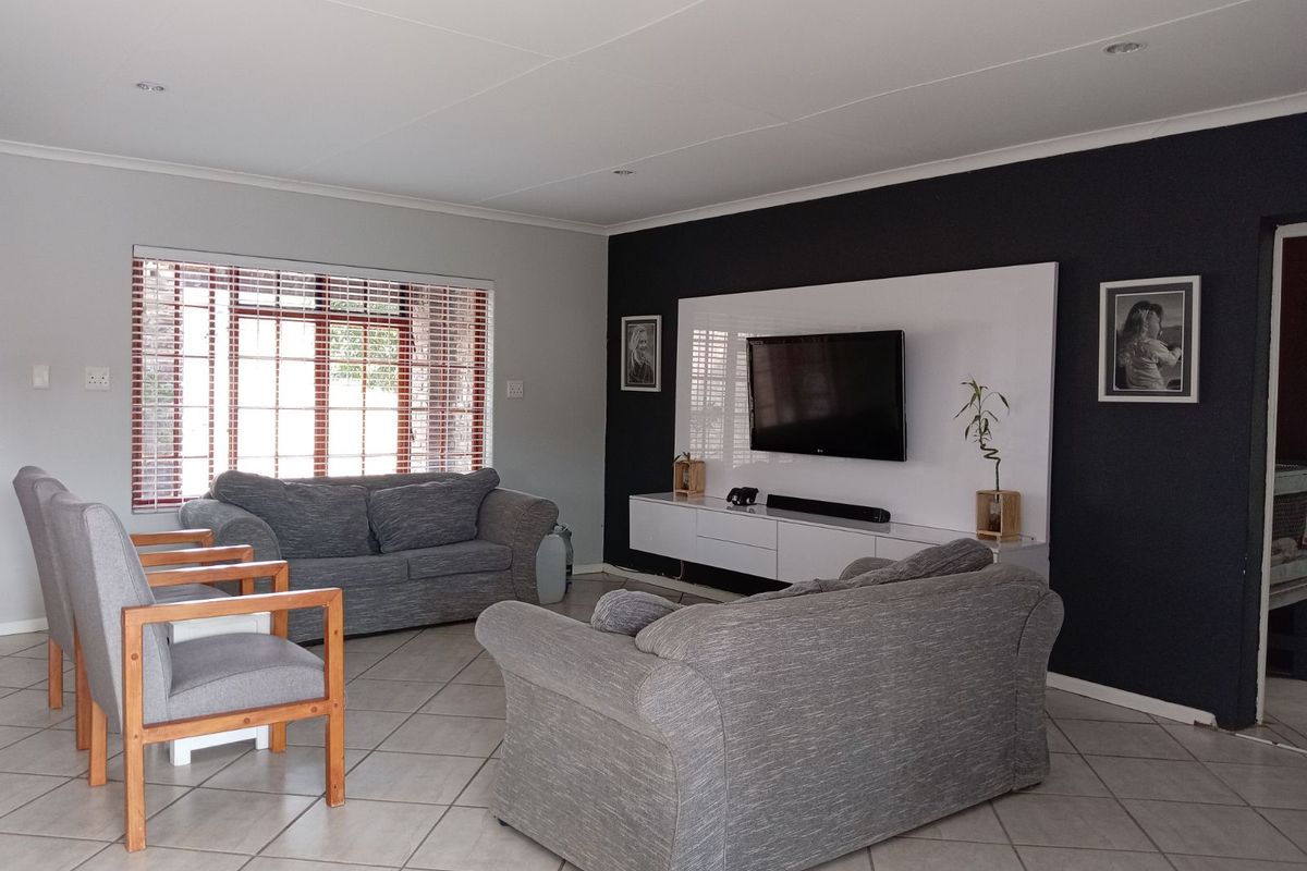 House For Sale in Graaff-Reinet Central - Photo 3