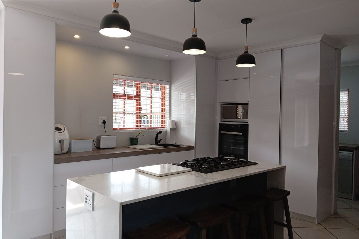 House For Sale in Graaff-Reinet Central - Photo 4