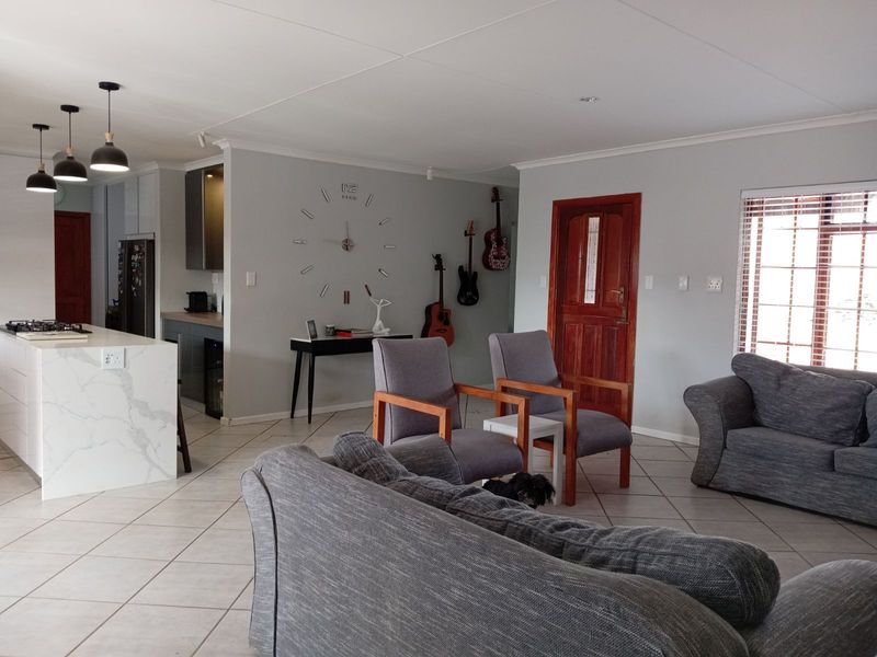 House For Sale in Graaff-Reinet Central - Photo 2