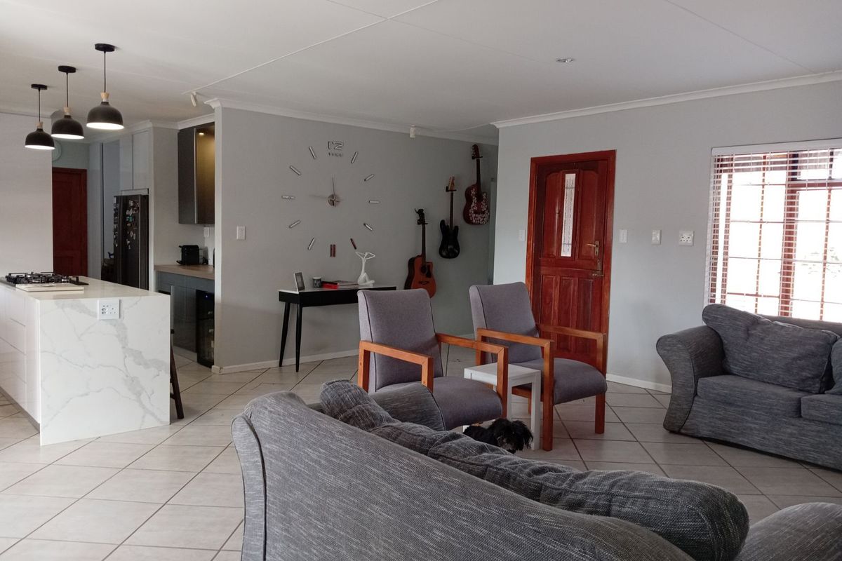 House For Sale in Graaff-Reinet Central - Photo 2
