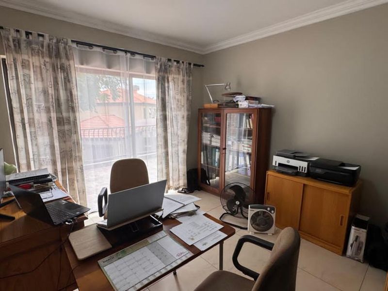 House For Sale in Rhodesdene - Photo 2