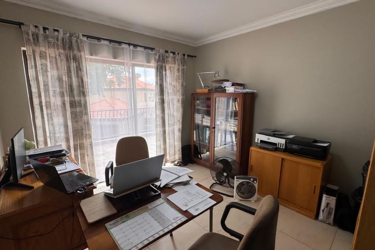 House For Sale in Rhodesdene - Photo 2