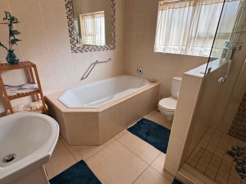 House For Sale in Rhodesdene - Photo 10