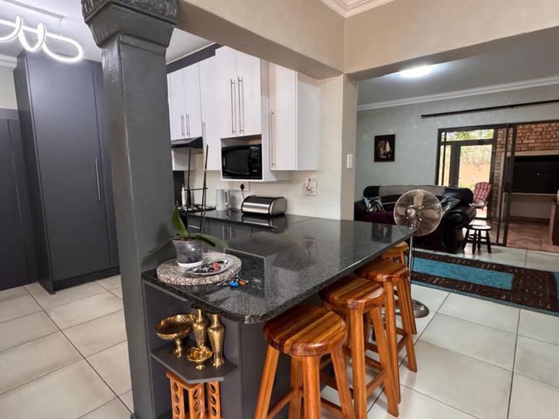 House For Sale in Rhodesdene - Photo 6