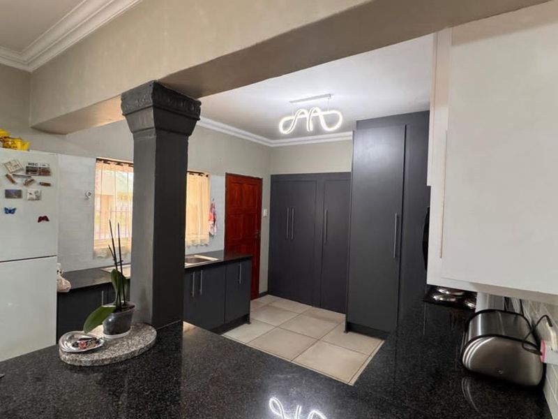 House For Sale in Rhodesdene - Photo 7