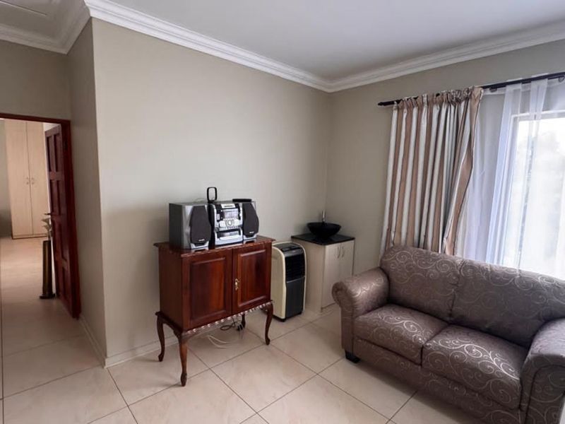 House For Sale in Rhodesdene - Photo 3