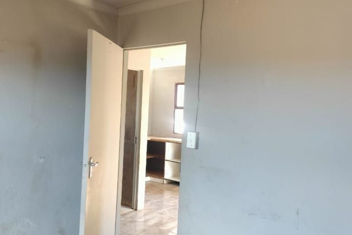 House For Sale in Kwanonqaba - Photo 4