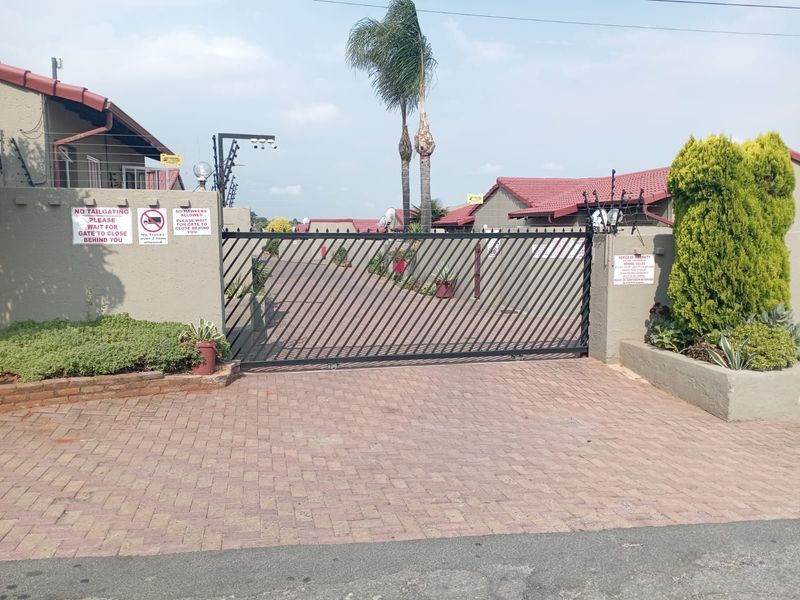 Townhouse For Sale in Georginia - Photo 2