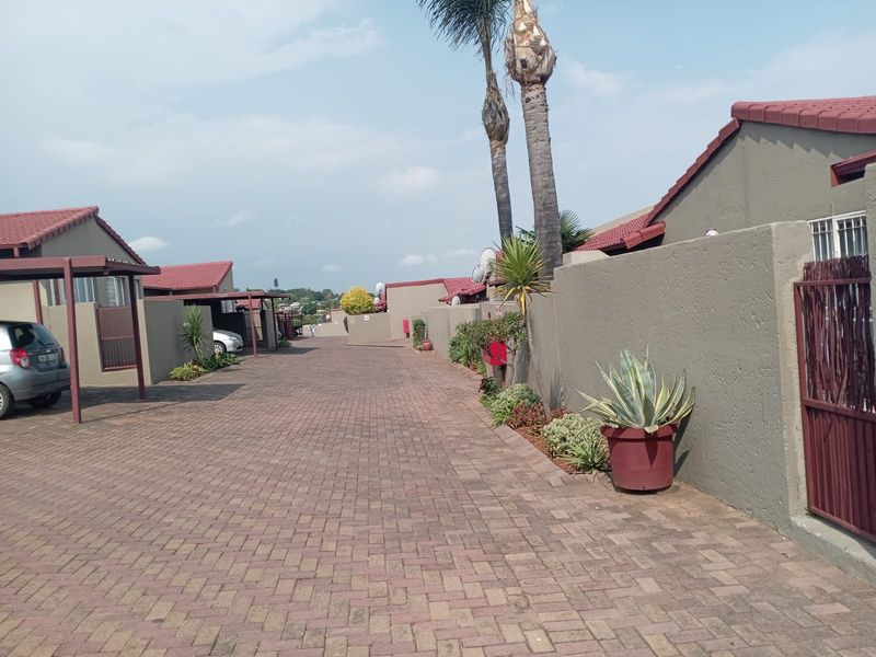 Townhouse For Sale in Georginia - Photo 3