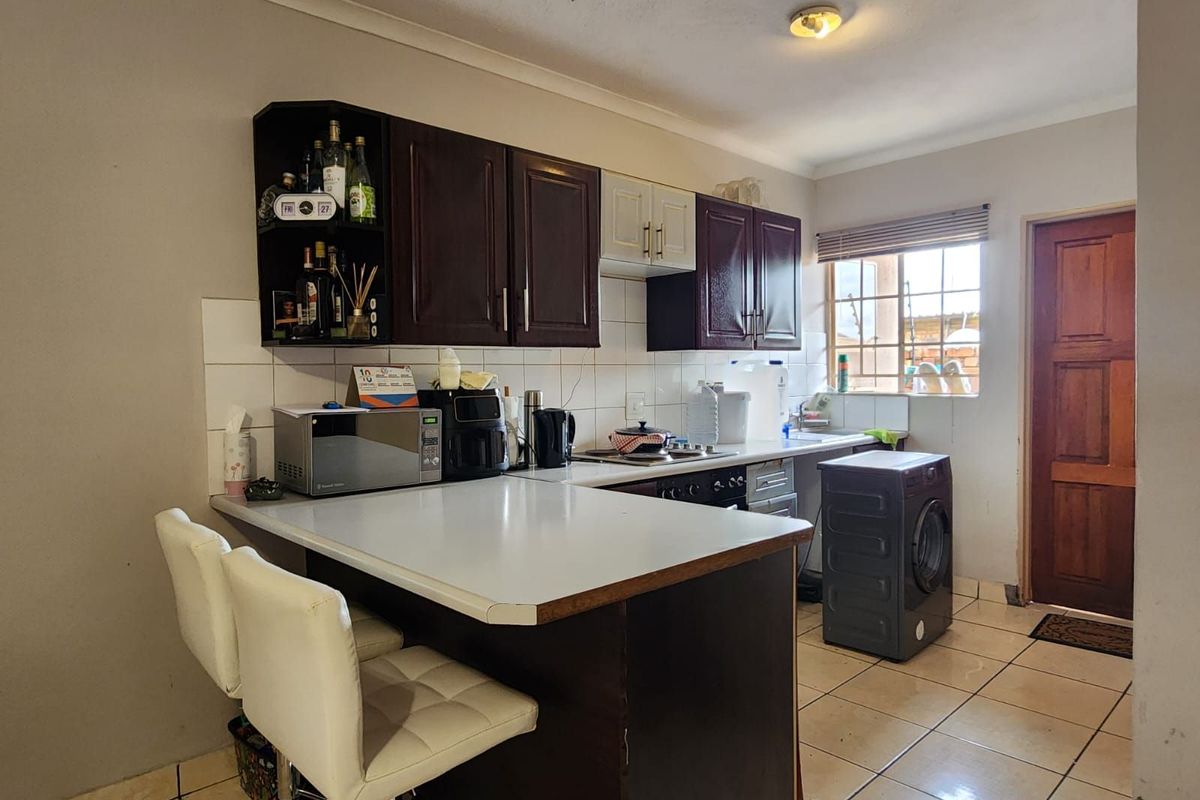 Townhouse For Sale in Annadale - Photo 3