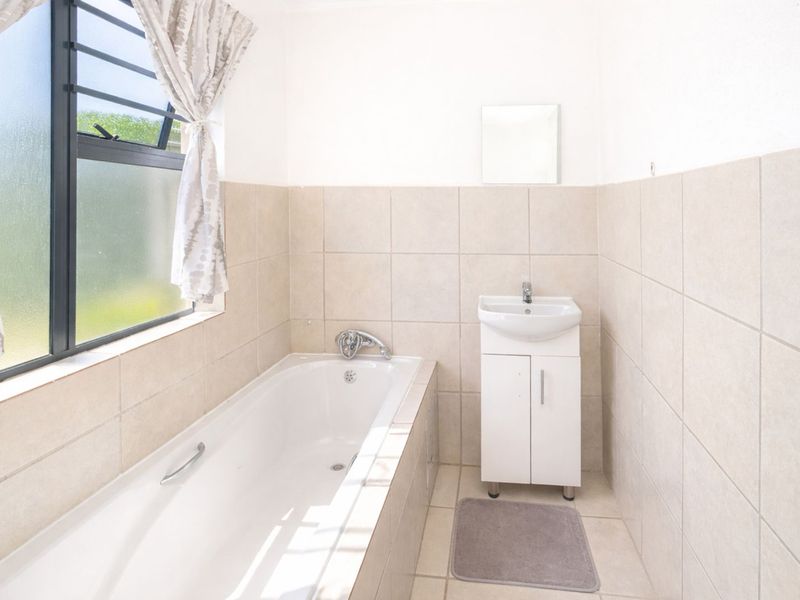 House For Sale in Summerset - Photo 10