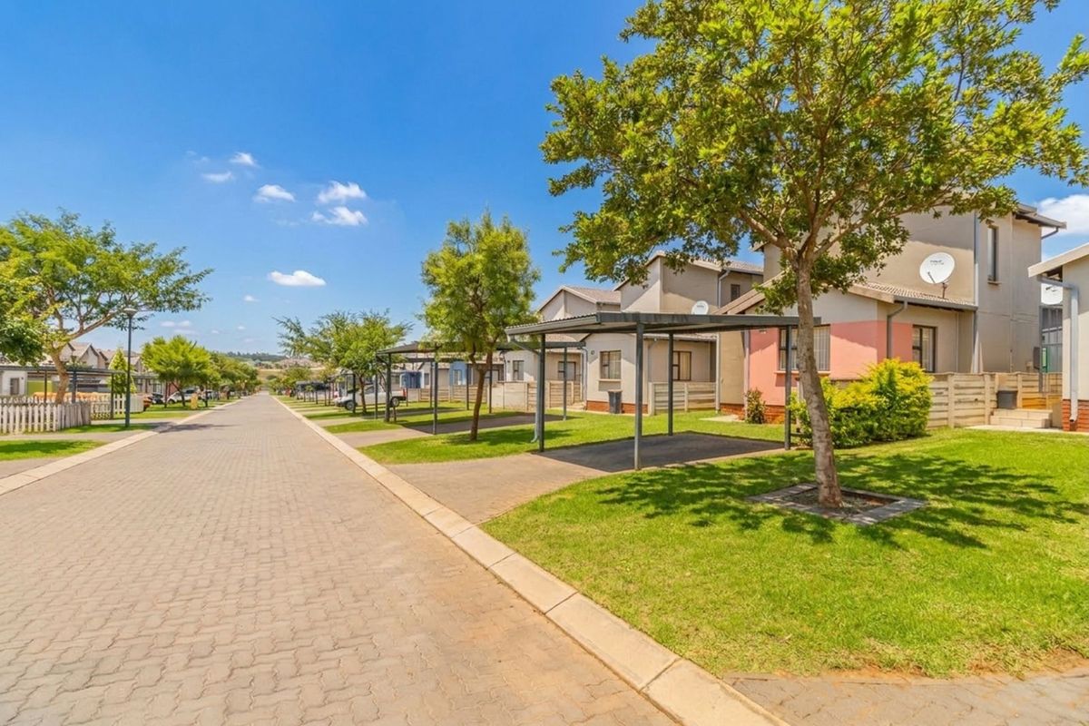 House For Sale in Summerset - Photo 2