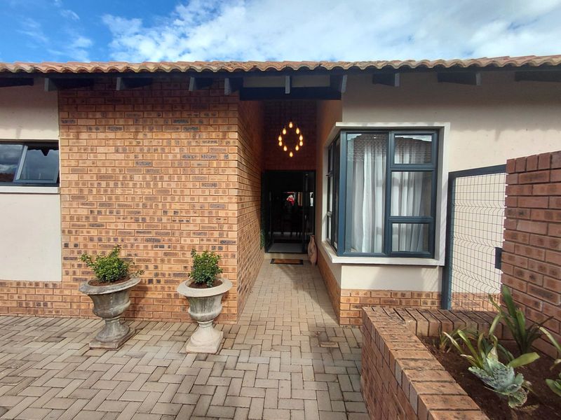 Townhouse For Sale in The Retreat - Photo 2