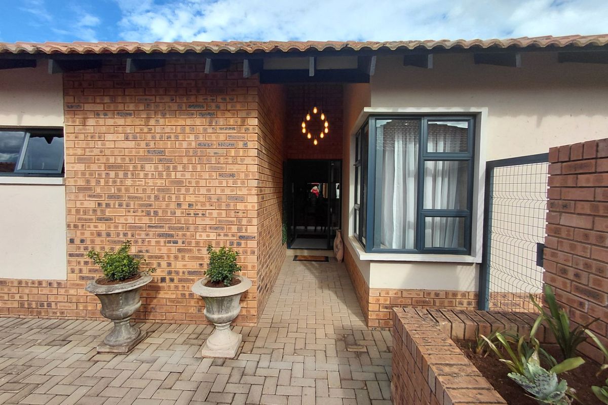 Townhouse For Sale in The Retreat - Photo 2