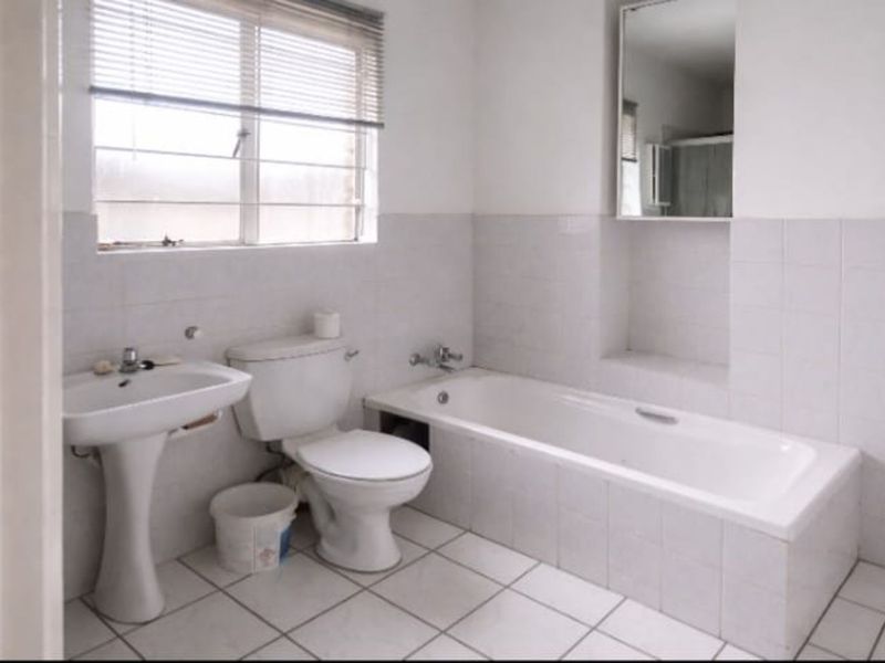 Townhouse To Rent in Weltevreden Park - Photo 10