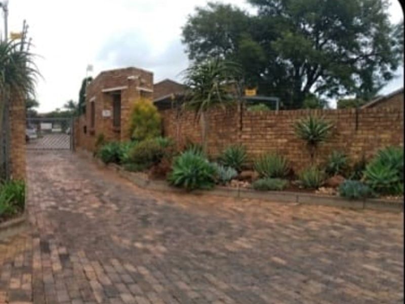 Townhouse To Rent in Weltevreden Park - Photo 2