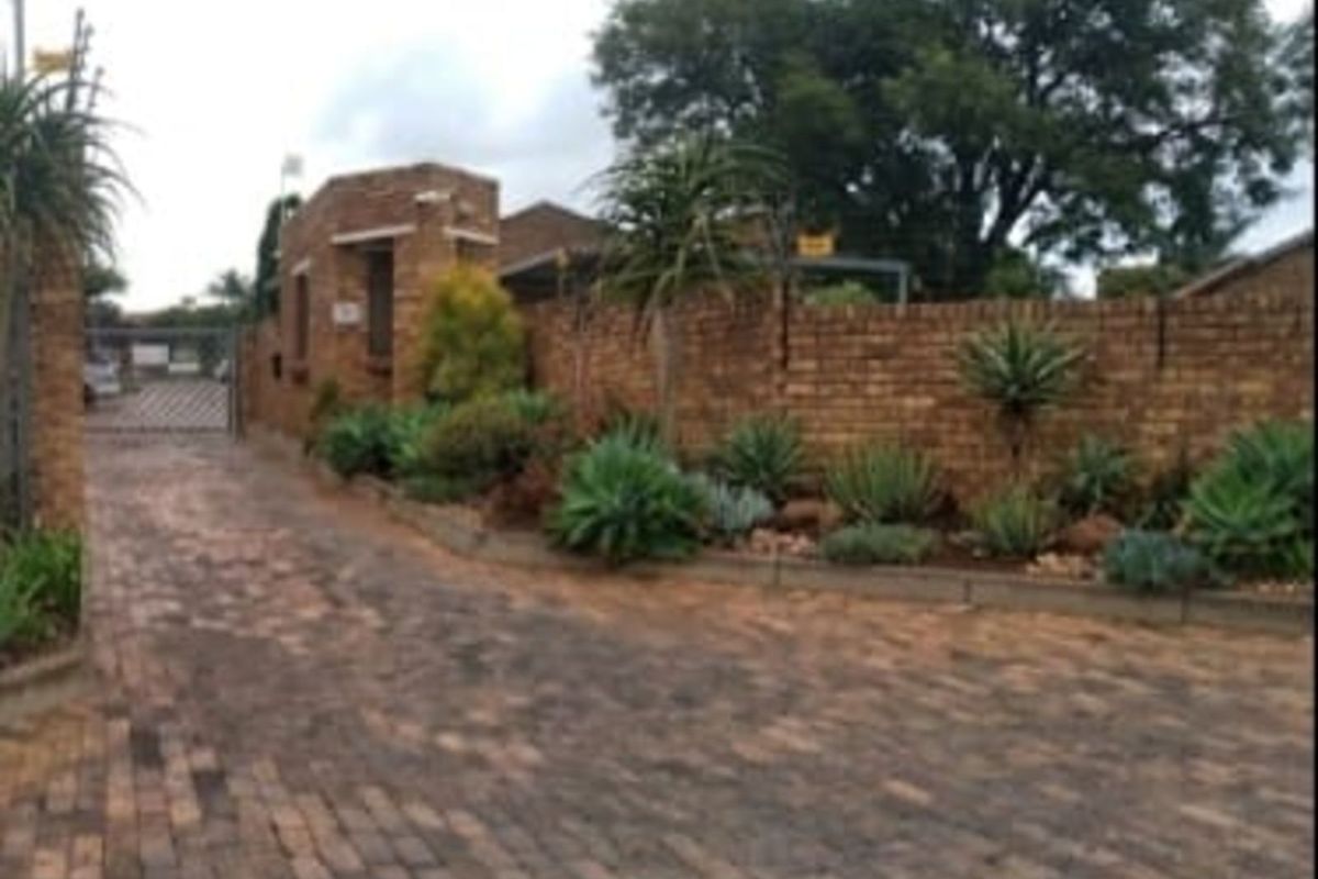 Townhouse To Rent in Weltevreden Park - Photo 2