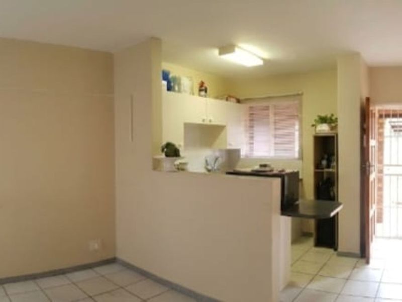 Townhouse To Rent in Weltevreden Park - Photo 4