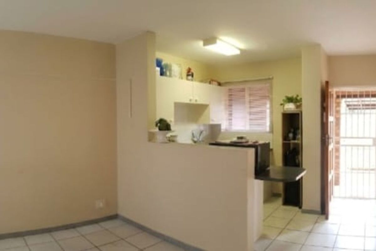 Townhouse To Rent in Weltevreden Park - Photo 4