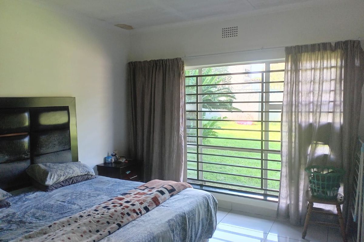 House For Sale in Northcliff - Photo 2