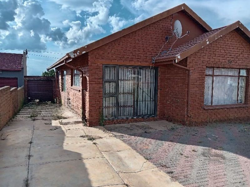 House For Sale in Soshanguve Ext - Photo 2