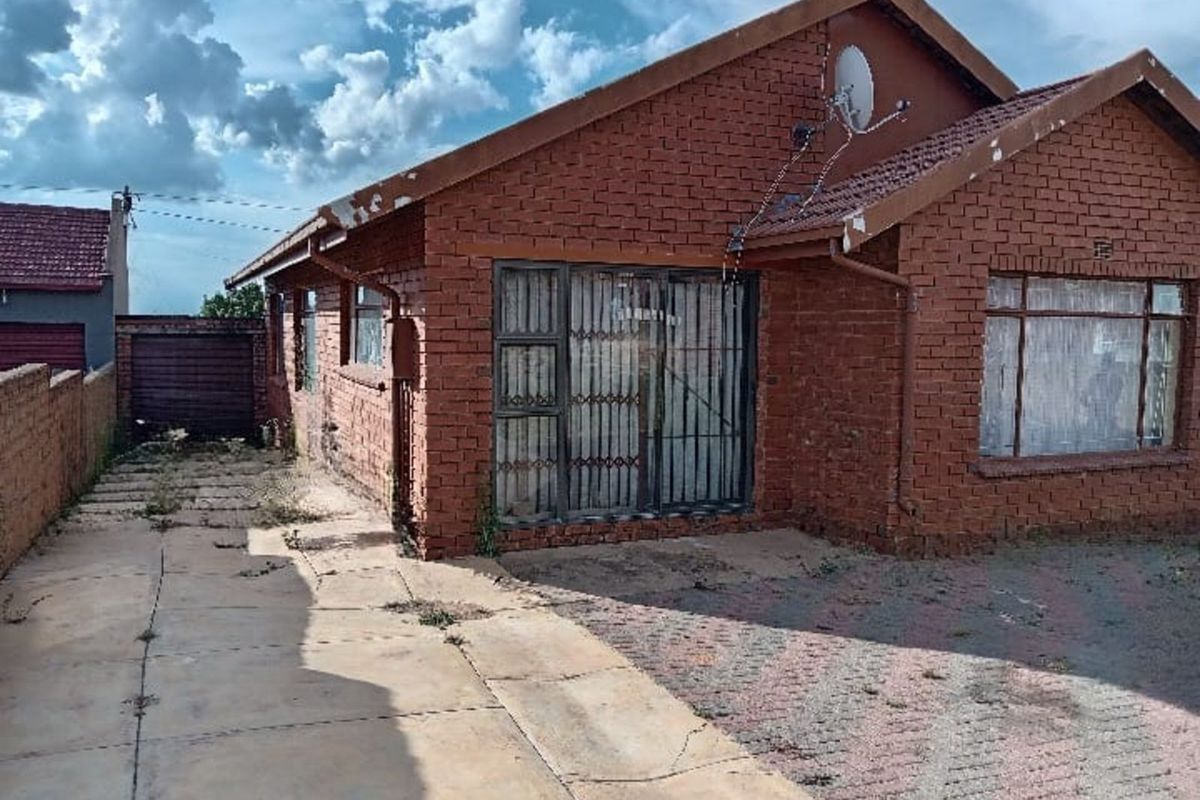 House For Sale in Soshanguve Ext - Photo 2