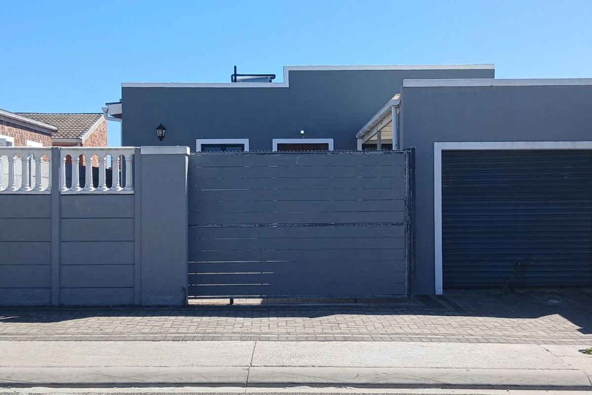 House For Sale in Strandfontein - Photo 3