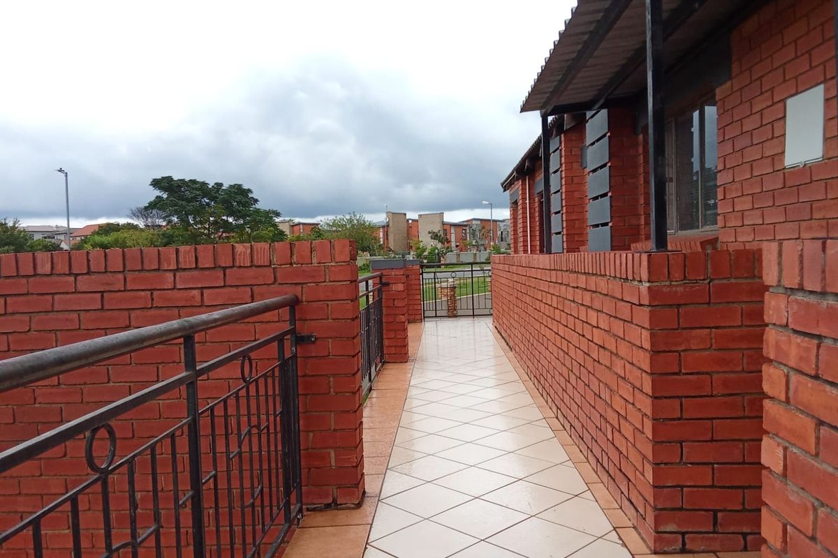 Apartment For Sale in Noordwyk - Photo 2