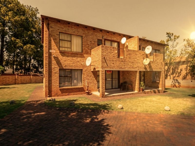 Apartment For Sale in Allen's Nek - Photo 3