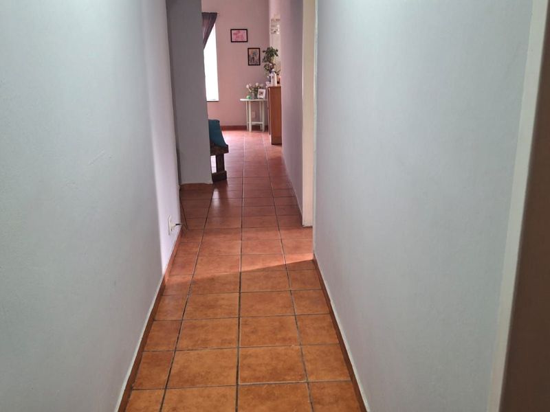 House For Sale in Mountain View - Photo 8